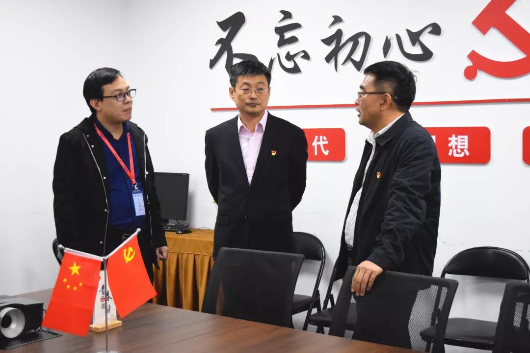 中共安陽(yáng)市委網(wǎng)信辦主任路玉軍、副主任王曉萌等一行人蒞臨安陽(yáng)青峰網(wǎng)絡(luò)指導(dǎo)工作